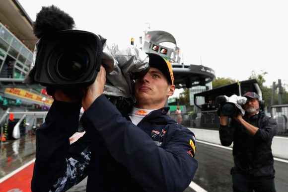 Max Verstappen la hace de camarógrafo durante la clasificación