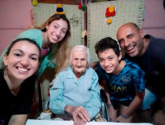 Telma Bordone con su familia adoptiva