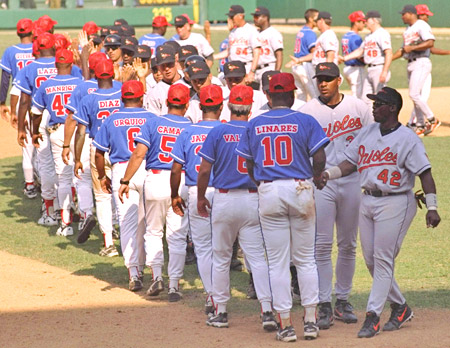 Jugadores de Cuba y los orioles se saludan